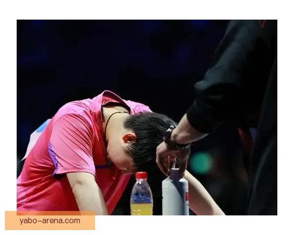 刘国正妻子看王楚钦比赛泪洒现场 累到双手撑地感动不已